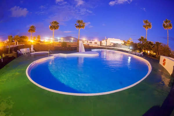 Lanzarote Spanien April 2012 Beleuchtetes Schwimmbad Einer Urbanisation Playa Blanca — Stockfoto