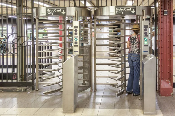 New York Usa Juli 2010 Der Metrostation High Street Wartet — Stockfoto