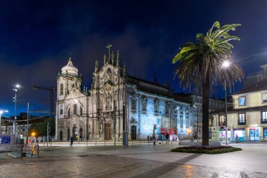 Porto, Portekiz - 4 Mayıs 2023: Çeşme ve barok Igreja do Carmo, Porto Kilisesi.