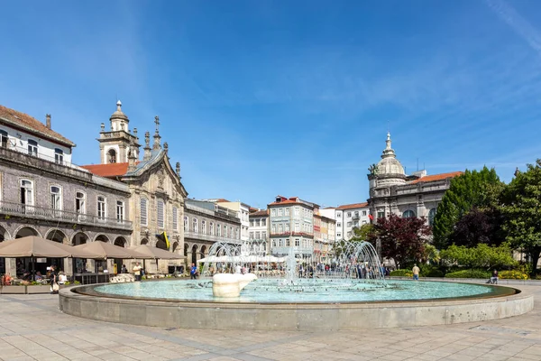 葡萄牙布拉加 2023年5月1日 葡萄牙布拉加历史中心的共和国实践日出景观 并在喷泉中反射 — 图库照片