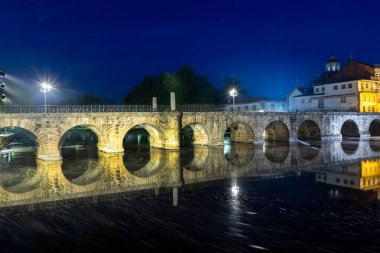Ponte de Trajano, Portekiz 'in Chaves kentindeki Tamega Nehri' ni yansıttı..