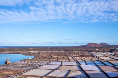 İspanya, Lanzarote 'deki Janubio' da manzaralı tuz madenleri