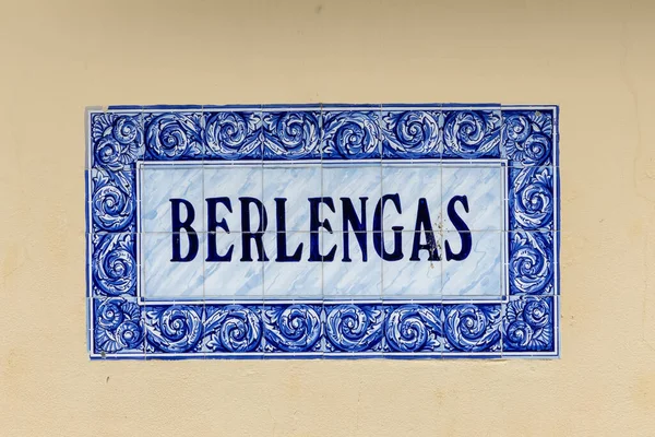 葡萄牙波尔图市古老传统瓷砖上的Berlengas街名 — 图库照片