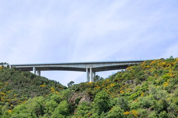 Autopista Peaje Cerca Torgueda Está Atravesando Valle Con Puente Hormigón — Foto de Stock