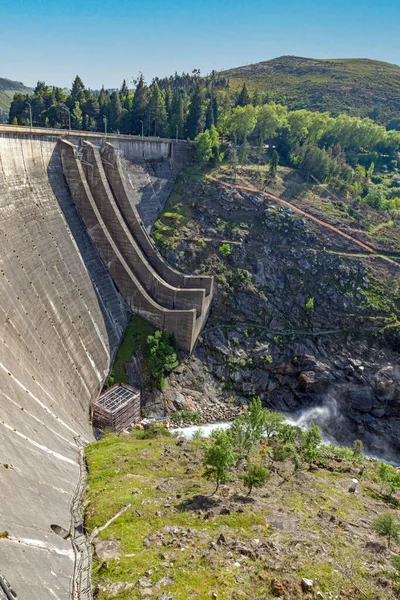 ノルテ地区地域に位置するポルトガルの唯一の国立公園街ジェレス水力発電ダム — ストック写真