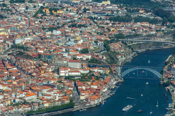葡萄牙多罗河上著名的多姆路易斯一世桥的波尔图市风景鸟瞰 — 图库照片