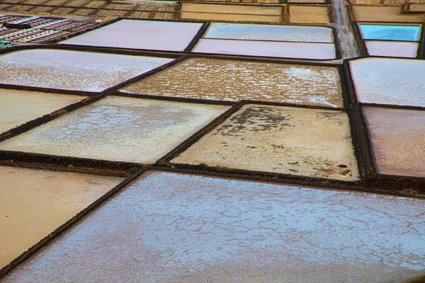スペイン ランサローテ県のJanubio塩鉱山の塩水盤の詳細情報 — ストック写真
