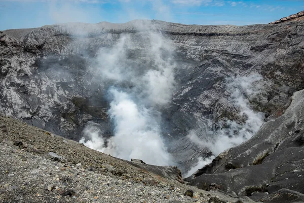 活動中の火山火口阿蘇カルデラ — ストック写真