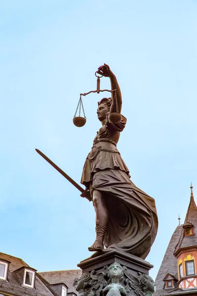 ドイツ フランクフルトのローマーにおける平等な権利の象徴としての女性の正義 — ストック写真