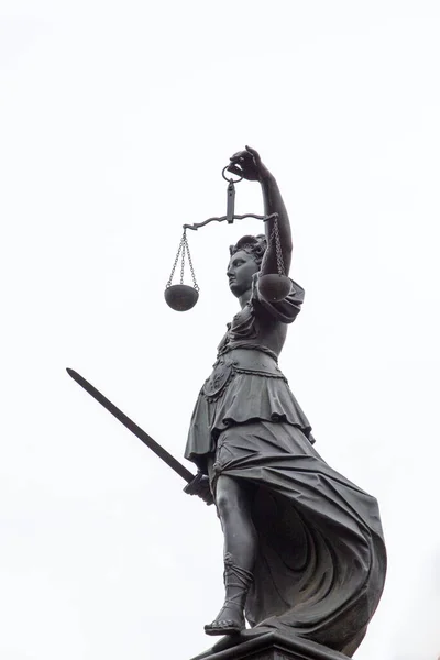 Vrouwe Gerechtigheid Als Symbool Van Gelijk Recht Bij Roemer Frankfurt — Stockfoto