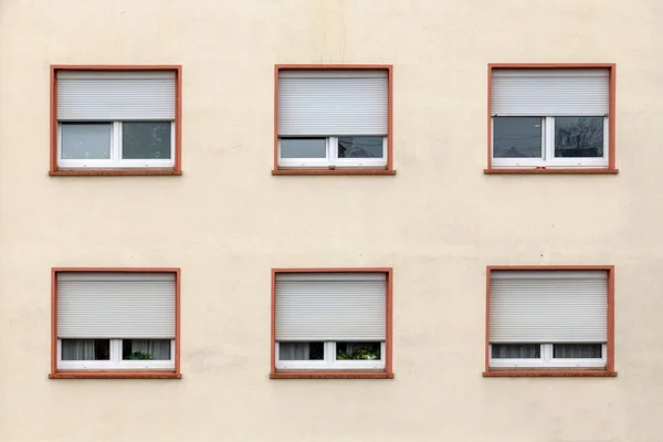Mur Maison Avec Fenêtres Avec Volet Plastique Partiellement Fermé Rangée — Photo