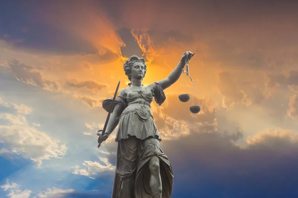 Κυρία Δικαιοσύνη Σύμβολο Της Ίσης Δικαίωμα Στο Roemer Στη Φρανκφούρτη — Φωτογραφία Αρχείου