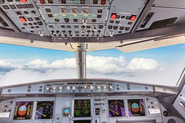 Ticari bir jet uçağının kokpit görüntüsü