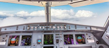 Ticari bir jet uçağının kokpit görüntüsü