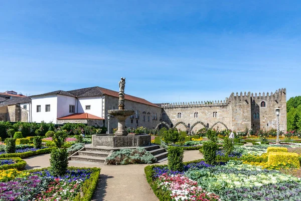 葡萄牙布拉加市中心美丽的圣巴巴拉花园和布拉加大主教宫 — 图库照片