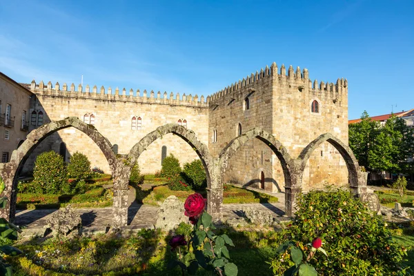 葡萄牙布拉加市中心美丽的圣巴巴拉花园和布拉加大主教宫 — 图库照片