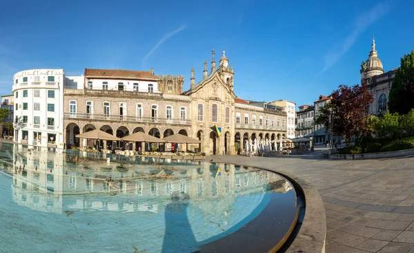 位于葡萄牙布拉加历史中心的共和国实践日出景观 在没有标志的喷泉中反射 — 图库照片