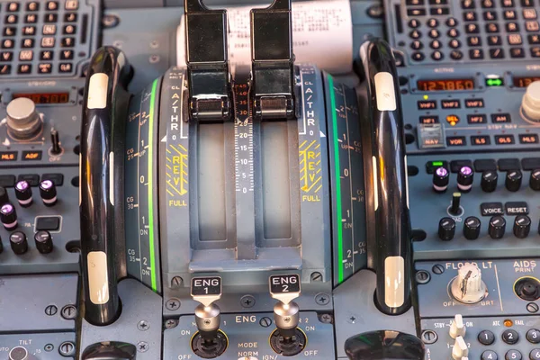 Visão Cockpit Instrumentos Avião Comercial Jato Com Piloto Fase Cruzeiro — Fotografia de Stock