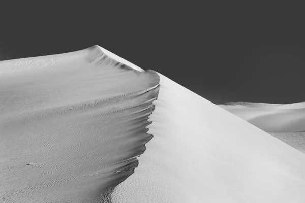 美丽的沙丘 日出在沙漠中 — 图库照片