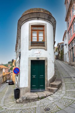 Porto, Portekiz - 4 Mayıs 2023: Eski Porto kasabasında dar yollu küçük bir ev.