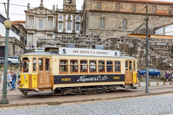 ポルト ポルトガル 2023年5月4日 ポルト ヴィンテージポルトガルの伝統的な都市トラムInfante 1川の景色を望む広告で設計 — ストック写真