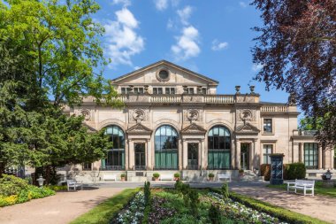 Wiesbaden 'deki kumarhanenin ön cephesinde bir yaz günü mavi gökyüzünün altında bahçeyle