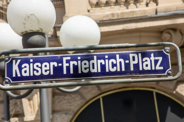 通りの名前カイザー フリードリヒ プラッツ Engl キングフレディ広場 ヴィースバーデン ヘッセ ドイツの都市の詳細 — ストック写真