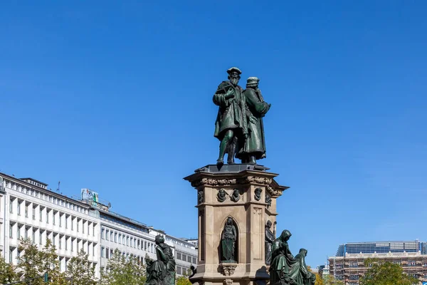 ヨハネス グーテンベルク記念碑 1858年 ドイツのフランクフルトは青空の下で — ストック写真
