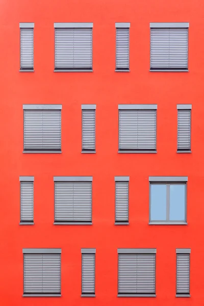 Mønster Vinduer Forskellig Størrelse Med Lukker Rød Væg - Stock-foto