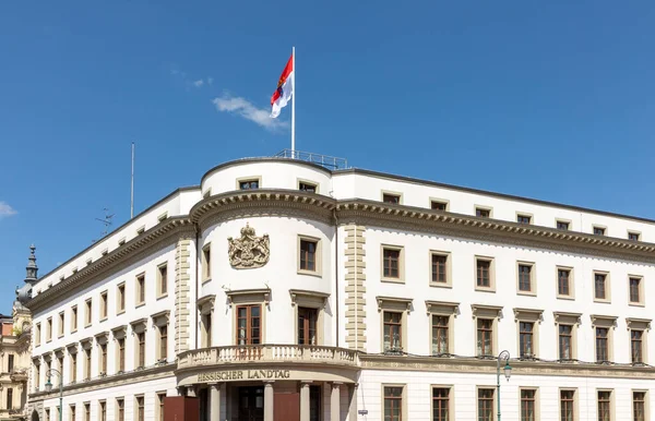 Pohled Zrekonstruovanou Fasádu Hesenského Parlamentu Wiesbadenu Německo Vlající Vlajkou — Stock fotografie