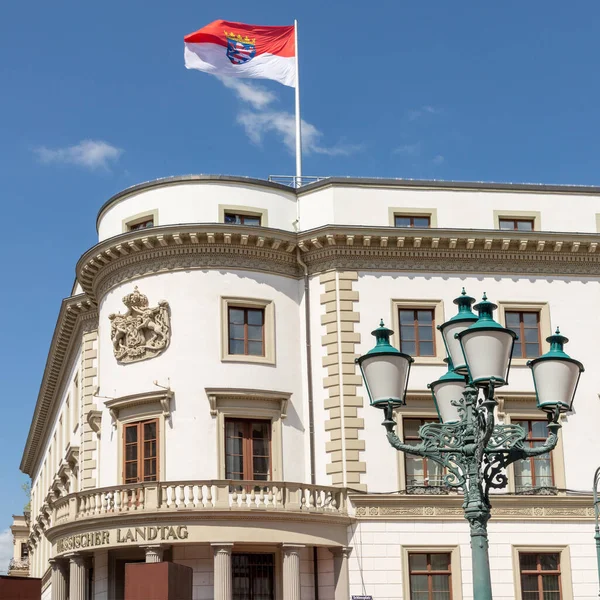 旗をなびかせながらドイツのヴィースバーデンのヘッセ議会の改装されたファサードへの眺め — ストック写真