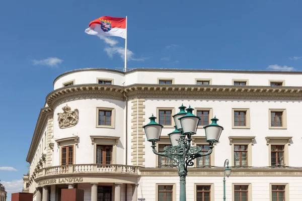 Widok Odnowioną Fasadę Parlamentu Hesji Wiesbaden Niemcy Trzepotliwą Flagą — Zdjęcie stockowe