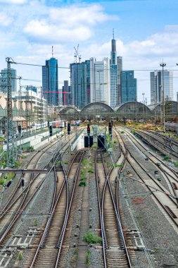 Frankfurt, Almanya - 24 Mayıs 2023: Trenle merkez tren istasyonuna girerken Frabkfurt 'un ufuk çizgisine bakın.