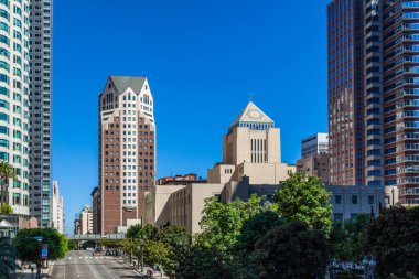 Los Angeles, ABD - 27 Haziran 2012: Los Angeles şehir merkezli gökdelen perspektifi.