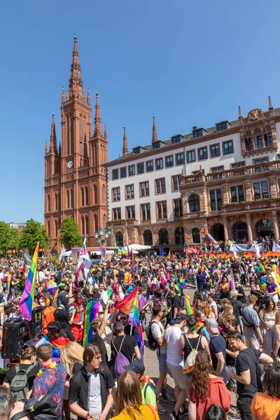 ドイツのヴィースバーデン 2023年5月27日 人々は虹の旗と美しい衣装でヴィースバーデンのクリストファー通りのパレードを楽しむ — ストック写真