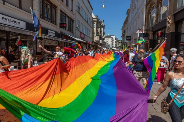 Wiesbaden Mai 2023 Mit Regenbogenfahnen Und Farbenfrohen Kostümen Feiern Die — Stockfoto