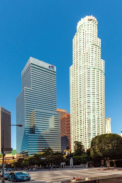 美国洛杉矶 2012年6月27日 洛杉矶市中心摩天大楼与花旗摩天大楼的前景 — 图库照片