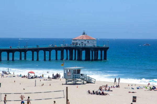 レドンドビーチ 2012年6月24日 人々はバレーボールコートと古い木製の桟橋 ロサンゼルス 米国とレドンドビーチで美しいビーチを楽しむ — ストック写真