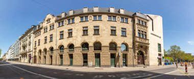 Wiesbaden, Almanya - 18 Mayıs 2023: Wiesbaden 'deki Friedrichstrasse alışveriş sokağındaki eski tarihi evlere bakın...