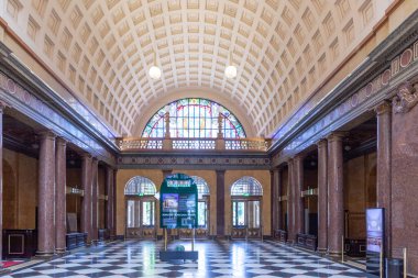 Wiesbaden, Almanya - 18 Mayıs 2023: Wiesbaden 'deki eski Kurhaus' un içinde. Kumarhane, yıl boyunca birçok etkinlikle birlikte kaplıca kasabasının sosyal merkezi olan akşam yemeği restoranı içeriyordu..