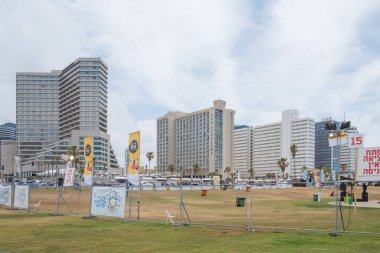 Tel Aviv, İsrail - 18 Mayıs 2023: Charles Clore Park, Tel Aviv, İsrail. Ünlü Dan Panorama Oteli ve modern gökdelenlerle gezinti manzarası.