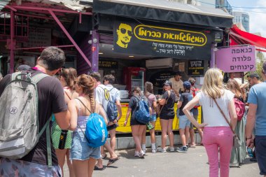 Tel Aviv, İsrail - 18 Mayıs 2023: İsrail halkı Tel Aviv 'deki Carmel Market' ten (Shuk HaCarmel) alışveriş yapıyor. Tel Aviv 'de çok popüler bir pazar yeri..