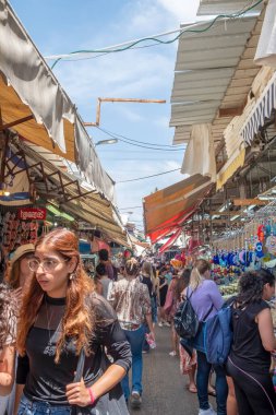 Tel Aviv, İsrail - 18 Mayıs 2023: İsrail halkı Tel Aviv 'deki Carmel Market' ten (Shuk HaCarmel) alışveriş yapıyor. Tel Aviv 'de çok popüler bir pazar yeri..