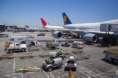 Los Angeles, ABD - 29 Haziran 2012: Lufthansa Boeing 747 parkları Los Angeles, ABD 'de geçit pozisyonunda. 60 milyon yolcusu olan LAX, ABD 'deki en büyük üçüncü havaalanıdır..