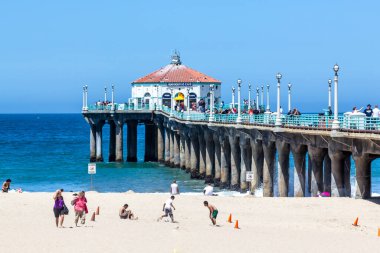 Manhattan Beach, ABD - 24 Haziran 2012: İnsanlar Manhattan Beach, ABD 'deki rıhtımın tadını çıkarıyorlar. Sekizgen evi olan ünlü iskele 5 Temmuz 1920 'de tamamlandı ve adandı..