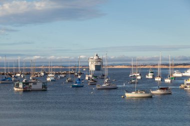 Monterey, ABD - 22 Haziran 2012: Monterey, ABD limanında yat ve yelkenli gemileri.