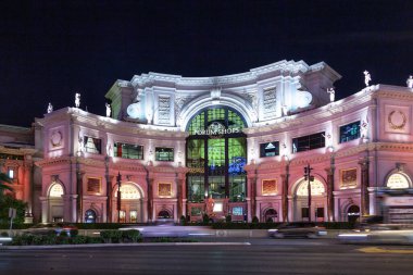 Las Vegas, ABD - 15 Haziran 2012: Las Vegas 'taki Forum Shops. Tesiste 160 'tan fazla dükkan ve özel tasarım butiklerin yanı sıra 11 gurme restoran yer alıyor..