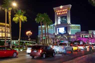 Las Vegas, ABD - 15 Haziran 2012: Geceleri Las Vegas 'taki Strip' te arabalar ve arka planda Sezar Sarayı.