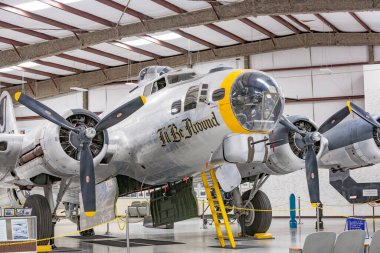 Tucson, ABD - 13 Haziran 2012: Boeing B-17G Flying Fortress hayatta kalan bombardıman uçağı B-17 - Pima uçak müzesinde olacağım.