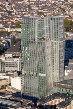 Frankfurt, Almanya - 2 Ekim 2011: Modern gökdelen Jumeirah ön cepheleriyle Frankfurt ve Main Anteni